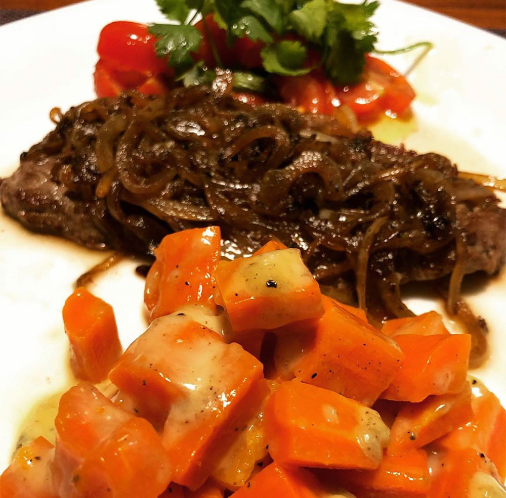 Prato com carne, salada verdura e tomate e legumes que representa o tipo de de alimentação que pode contribuir para uma imunidade alta.