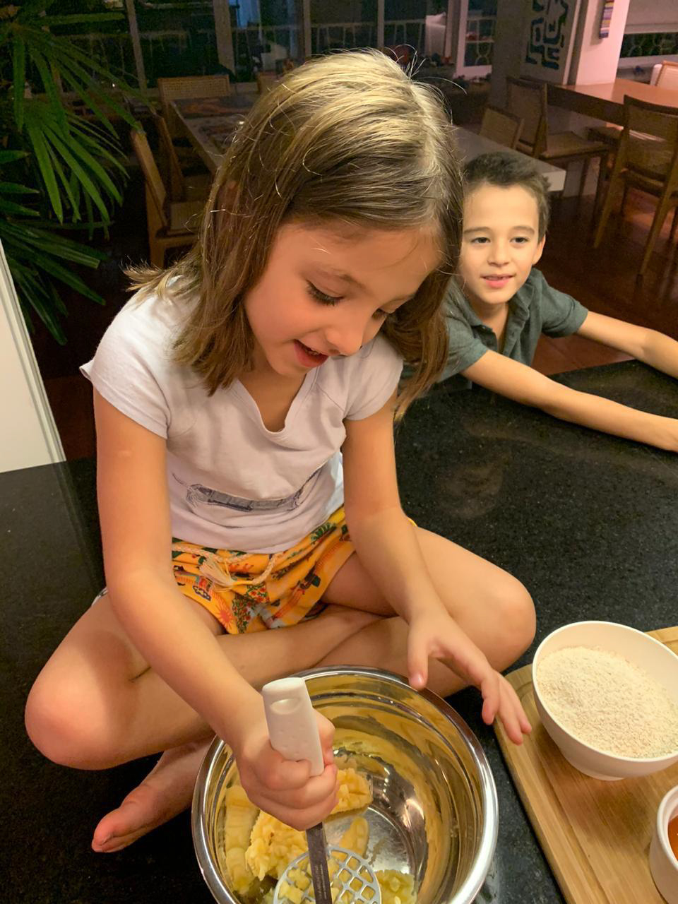 Criança preparando receita 
