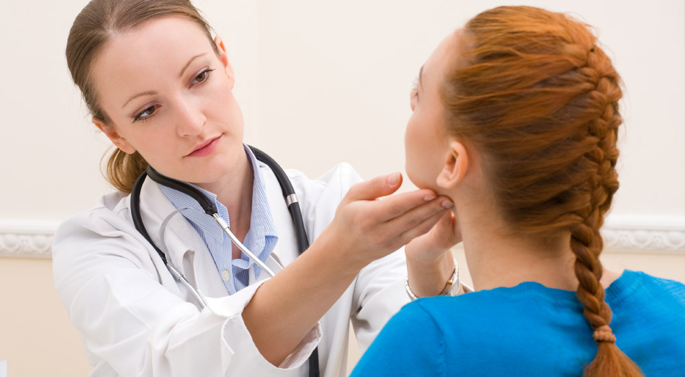 Médica fazendo uma avaliação clínica para verificar a presença da rubéola