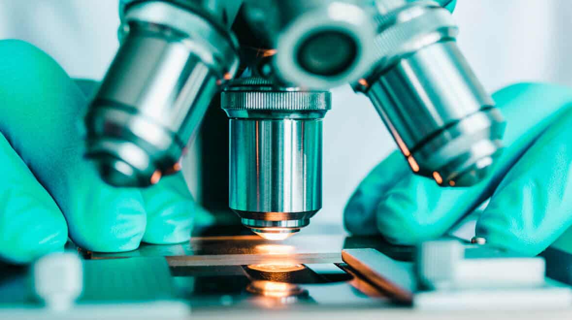 Profissional fazendo a análise dos exames laboratoriais de rotina.