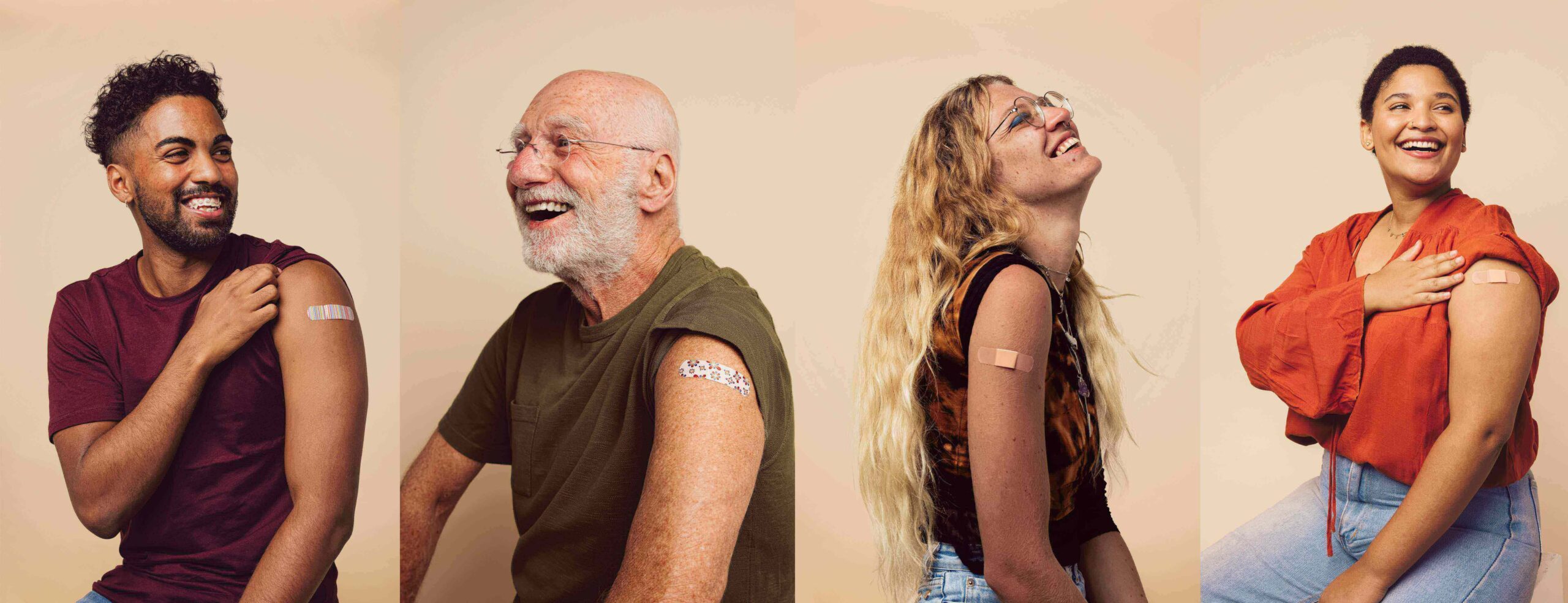 imagem mostra quatro pessoas após serem vacinadas, todas de acordo com a tabela de vacinas por idade