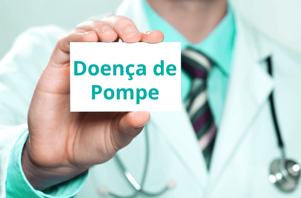 Imagem mostra um médico ao fundo com uma das mãos para frente segurando um cartão branco escrito doença de pompe